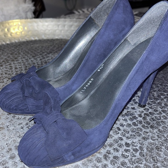 Stuart Weitzman navy blue suede pumps - Picture 5 of 6